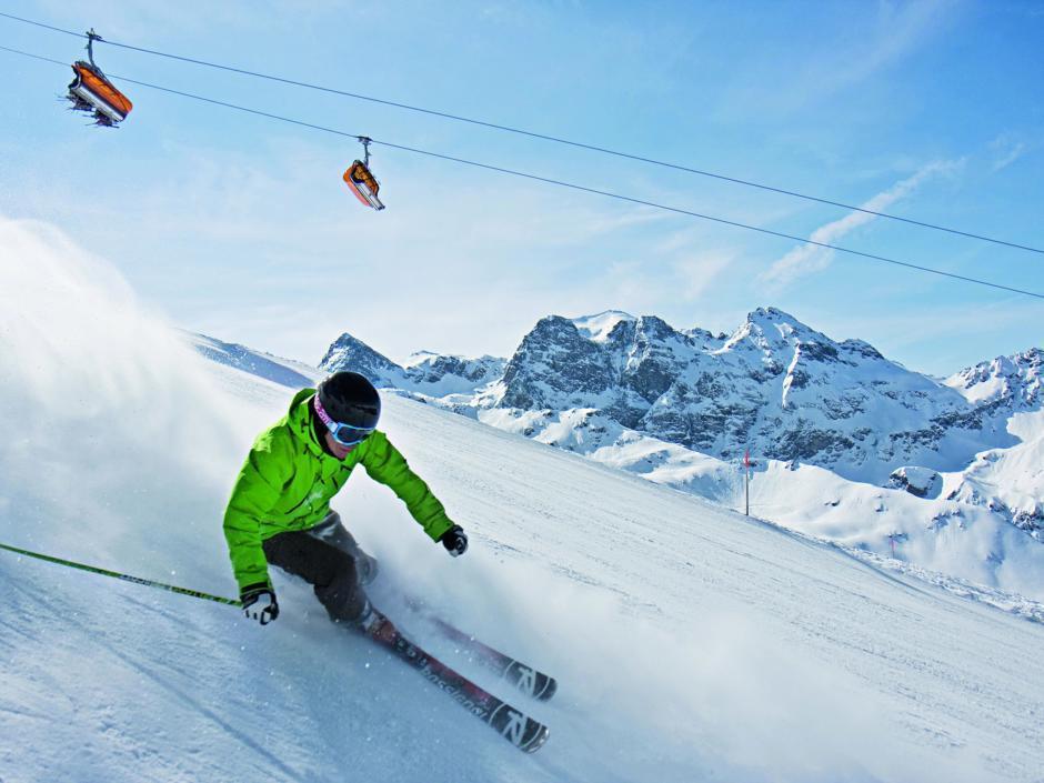 Schifahrer auf der Piste der Silvretta Montafon im Winterurlaub im JUFA Hotel Montafon. Der Ort für erholsamen Familienurlaub und einen unvergesslichen Winterurlaub.