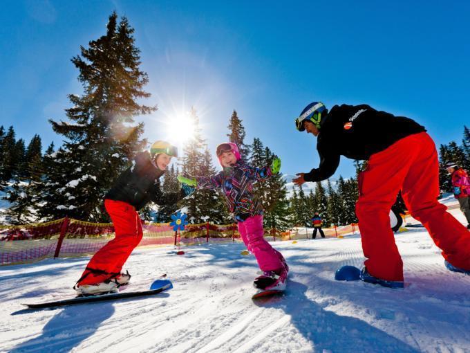 Skikurs mit Kindern im Knderland auf der Planneralm. JUFA Hotels bietet erholsamen Familienurlaub und einen unvergesslichen Winterurlaub.