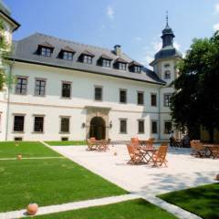 Sonnenterrasse im Innenhof im Sommer vom JUFA Hotel Schloss Röthelstein. Der Ort für märchenhafte Hochzeiten und erfolgreiche und kreative Seminare.