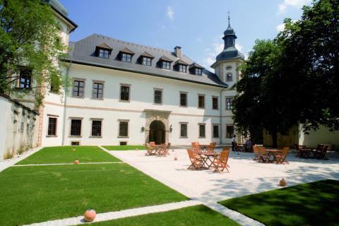Sonnenterrasse im Innenhof im Sommer vom JUFA Hotel Schloss Röthelstein. Der Ort für märchenhafte Hochzeiten und erfolgreiche und kreative Seminare.