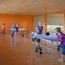 Menschen beim Tischtennis spielen in der Tischtennishalle im JUFA Hotel Leibnitz - Sport-Resort. Der Ort für erfolgreiches Training in ungezwungener Atmosphäre für Vereine und Teams.