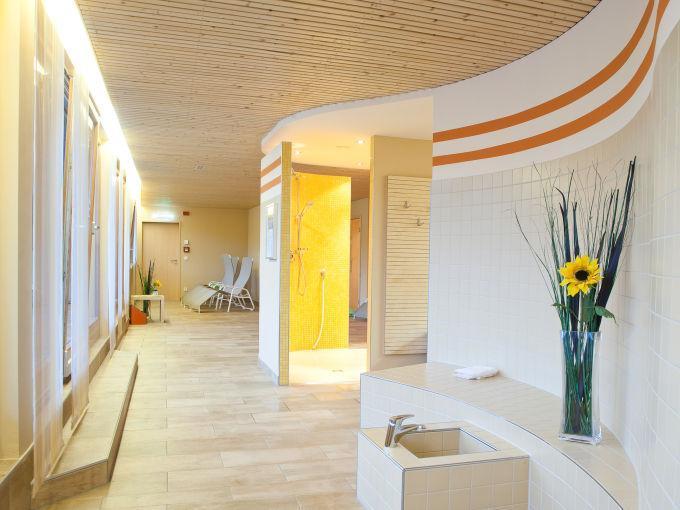 Wellnessbereich mit Blick auf Duschen im JUFA Hotel Leibnitz - Sport-Resort. Der Ort für erfolgreiches Training in ungezwungener Atmosphäre für Vereine und Teams.