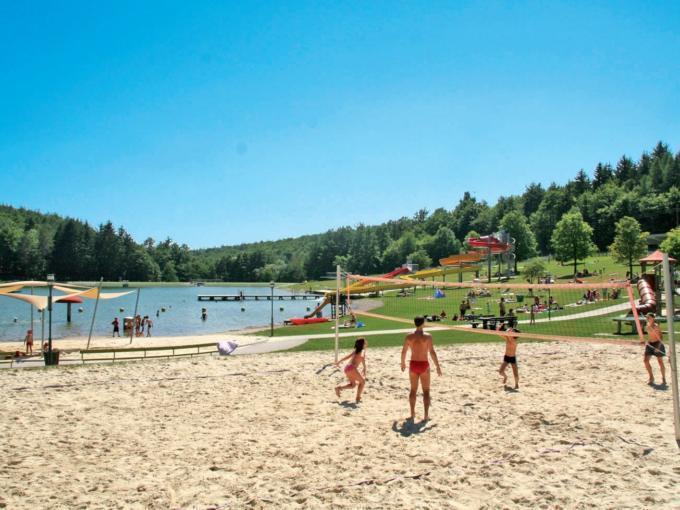 Badesee Ritzing in Kärnten mit Beachvolleyballplatz. JUFA Hotels bietet tollen Sommerurlaub an schönen Seen für die ganze Familie.