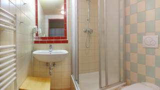 Badezimmer im JUFA Hotel Eisenerz Almerlebnis mit Dusche