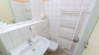 Badezimmer im JUFA Hotel Gitschtal Landerlebnis. Der Ort für kinderfreundlichen und erlebnisreichen Urlaub für die ganze Familie.