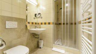 Badezimmer mit Dusche im JUFA Hotel Pyhrn-Priel. Der Ort für erfolgreiche und kreative Seminare in abwechslungsreichen Regionen.