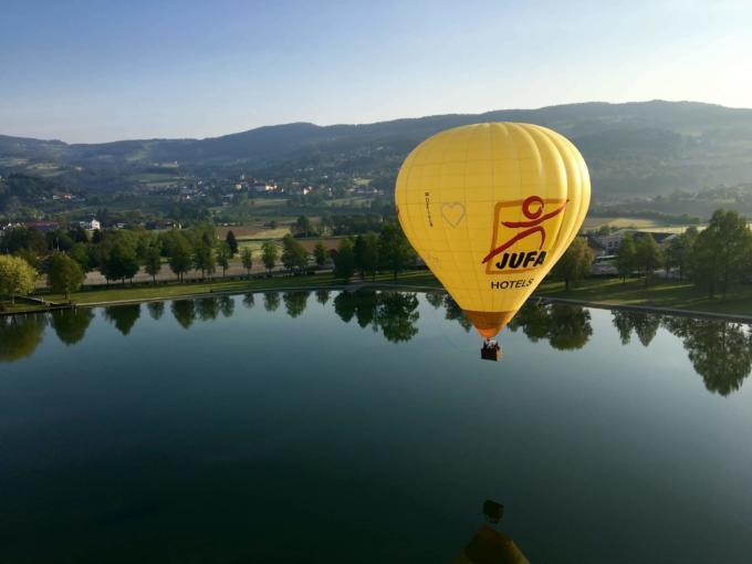JUFA Heissluftballon in Stubenbergsee in der Steiermark in der Nöhe vom JUFA Hotel Stubenbergsee. Der Ort für tollen Sommerurlaub an schönen Seen für die ganze Familie.