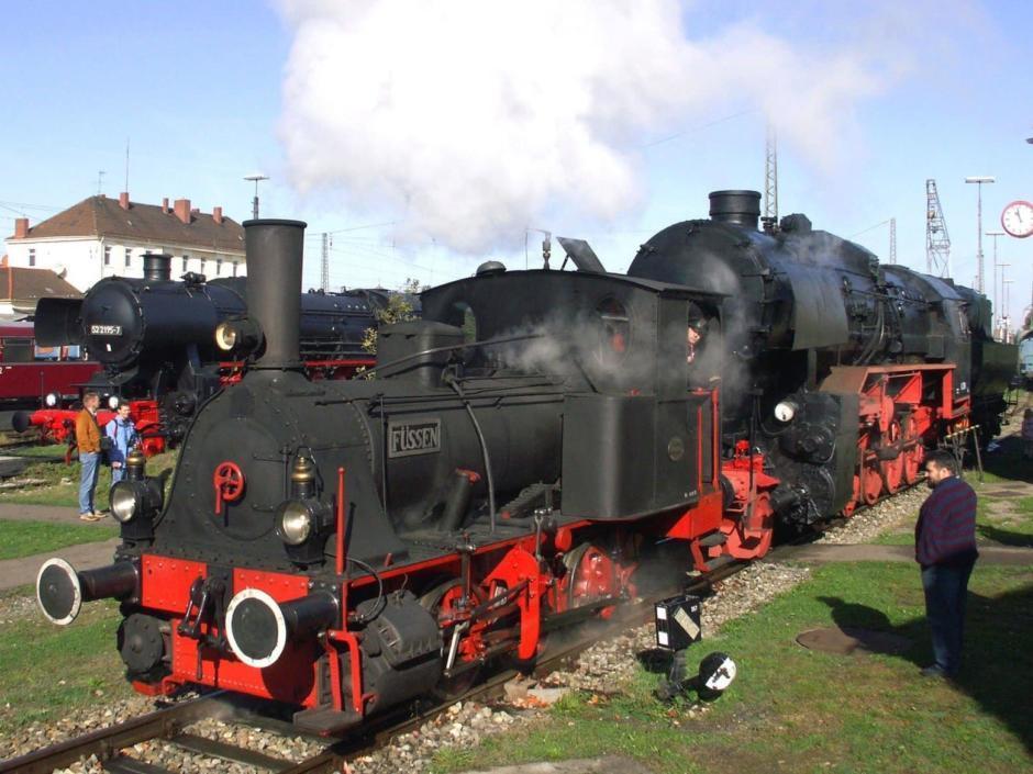 Dampflokomotive im Bayrischen Eisenbahnmuseum in Nördlingen in der Nähe vom JUFA Hotel Nördlingen. Der Ort für erholsamen Familienurlaub und einen unvergesslichen Winter- und Wanderurlaub.