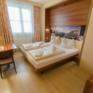 Doppelbett in einem Doppelzimmer im JUFA Hotel Graz City. Der Ort für erlebnisreichen Städtetrip für die ganze Familie und der ideale Platz für Ihr Seminar.