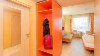 Doppelbett in einem Doppelzimmer im JUFA Hotel Wien City. Der Ort für erlebnisreichen Städtetrip für die ganze Familie und der ideale Platz für Ihr Seminar.