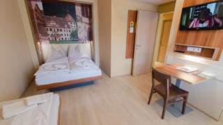 Betten im Appartement xxlarge im JUFA Hotel Graz City mit TV. Der Ort für erlebnisreichen Städtetrip für die ganze Familie und der ideale Platz für Ihr Seminar.