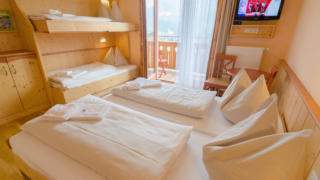 Betten im Familienzimmer large im JUFA Hotel Gitschtal Landerlebnis mit Balkon. Der Ort für kinderfreundlichen und erlebnisreichen Urlaub für die ganze Familie.