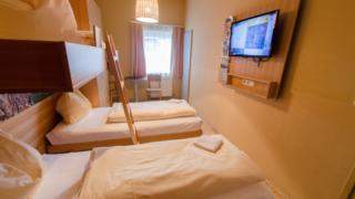 Betten im Familienzimmer medium im JUFA Hotel Murau mit TV. Der Ort für erholsamen Familienurlaub und einen unvergesslichen Winter- und Wanderurlaub.