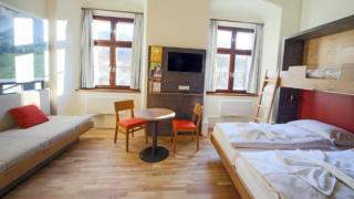 Betten im Familienzimmer medium im JUFA Hotel Pyhrn-Priel mit TV. Der Ort für erfolgreiche und kreative Seminare in abwechslungsreichen Regionen.