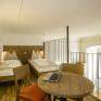 Betten im Galeriezimmer xlarge im JUFA Hotel Pyhrn-Priel mit Tisch. Der Ort für erfolgreiche und kreative Seminare in abwechslungsreichen Regionen.