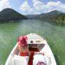 Bootfahren auf dem Erlaufsee im Mariazellerland in der Nähe vom JUFA Mariazell - Erlaufsee Sport-Resort. Der Ort für tollen Sommerurlaub an schönen Seen für die ganze Familie.