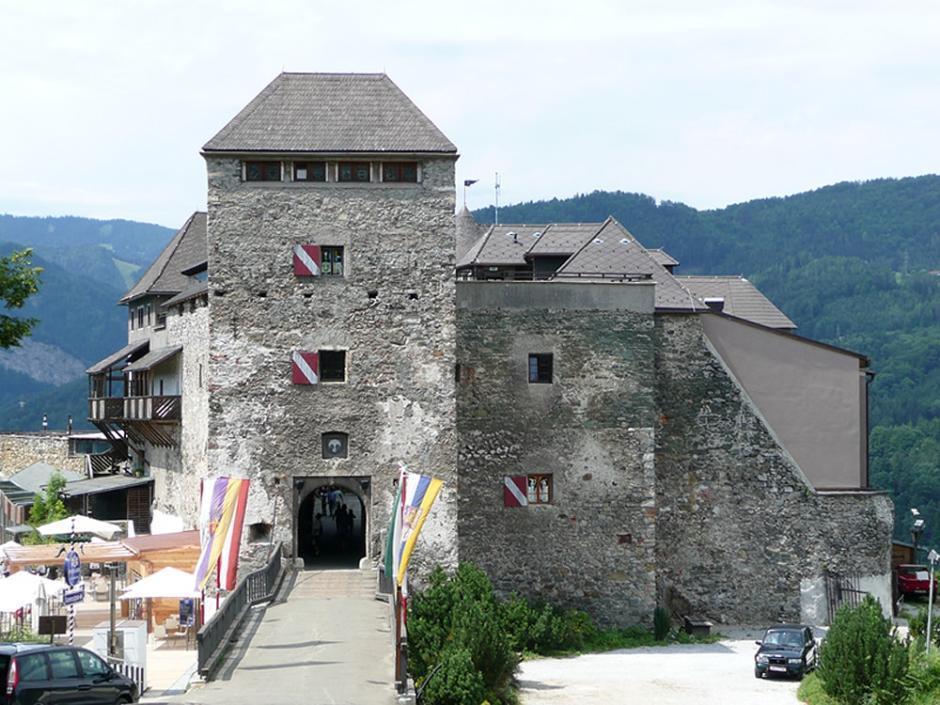 Aussenansicht der Burg Oberkarpfenberg in der Steiermark in der Nähe von JUFA Hotels. Der Ort für erholsamen Familienurlaub und einen unvergesslichen Winter- und Wanderurlaub.
