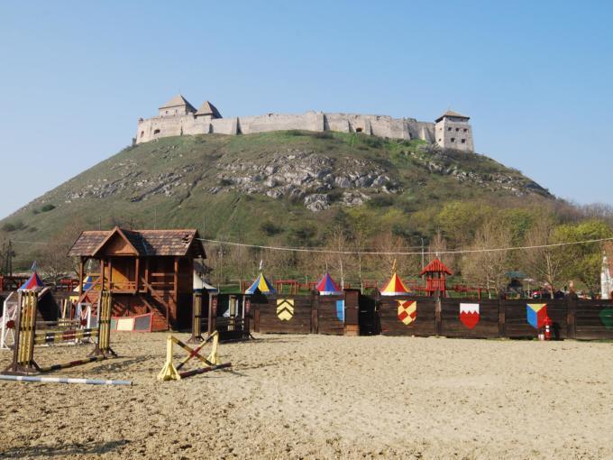 Burg Sümeg mit Ritterspielen in Ungarn. JUFA Hotels bieten erholsamen Familienurlaub und einen unvergesslichen Winter- und Wanderurlaub.