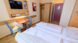 Doppelbett im Doppelzimmer im JUFA Hotel Lungau mit TV. Der Ort für erholsamen Familienurlaub und einen unvergesslichen Winter- und Wanderurlaub.