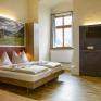 Doppelbett im Doppelzimmer im JUFA Hotel Pyhrn-Priel mit TV. Der Ort für erfolgreiche und kreative Seminare in abwechslungsreichen Regionen.