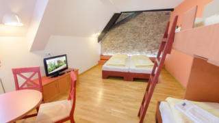 Doppelbett im Familienzimmer large im JUFA Hotel Meersburg mit TV. Der Ort für tollen Sommerurlaub an schönen Seen für die ganze Familie.