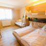 Doppelbett im Familienzimmer large im JUFA Hotel Neutal Landerlebnis mit Fenster. Der Ort für erlebnisreichen Natururlaub für die ganze Familie.