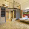 Doppelbett im Galeriezimmer xlarge im JUFA Hotel Pyhrn-Priel mit Vorraum. Der Ort für erfolgreiche und kreative Seminare in abwechslungsreichen Regionen.
