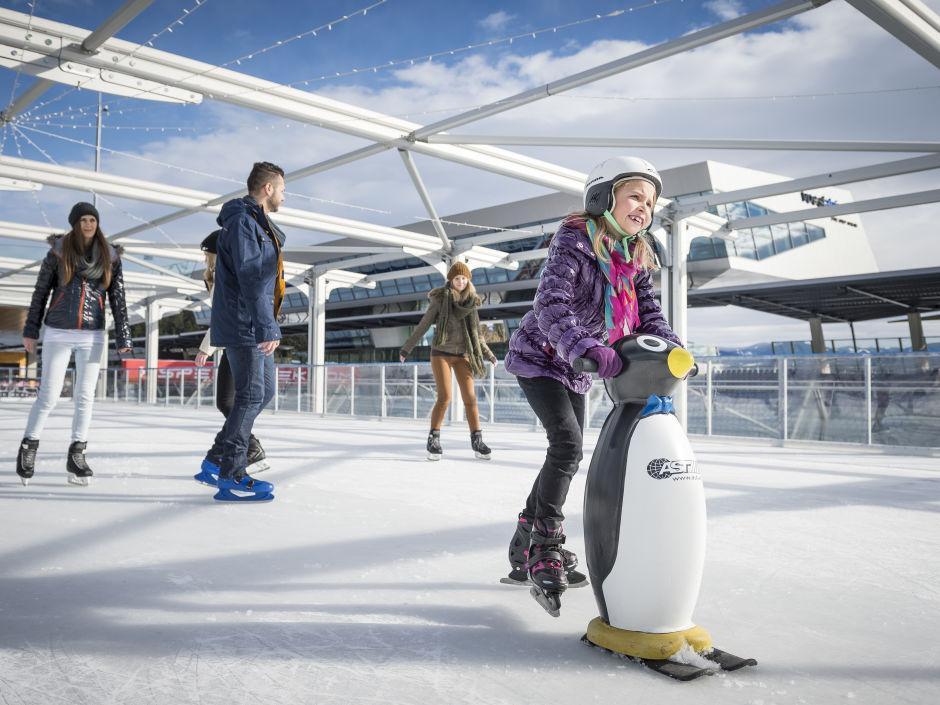 Kind lernt eislaufen mit einer Pinguin-Eislaufhilfe in der Nähe von JUFA Hotels. Der Ort für erholsamen Familienurlaub und einen unvergesslichen Winterurlaub.