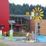 Energiepark und Outdoorspielbereich vor dem JUFA Hotel Bleiburg - Sport-Resort im Sommer. Der Ort für erholsamen Familienurlaub und einen unvergesslichen Winter- und Wanderurlaub.