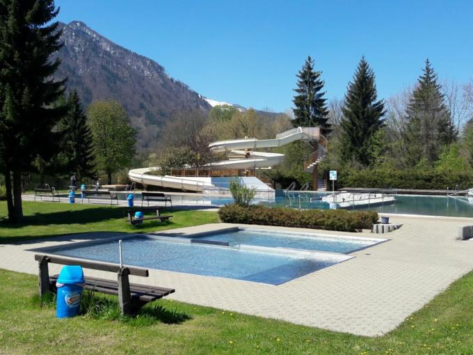 Sie sehen das Freibad in Grünau mit Kindern und einer Wasserrutsche. JUFA Hotels bietet kinderfreundlichen und erlebnisreichen Urlaub für die ganze Familie.
