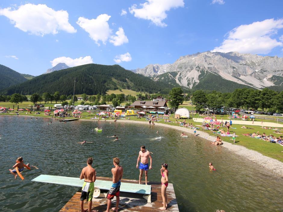 Badevergnügen am See im Freizeitpark Ramsau am Dachstein. JUFA Hotels bietet tollen Sommerurlaub an schönen Seen für die ganze Familie.