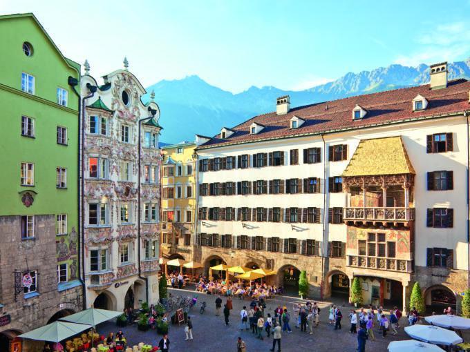 Goldenes Dachl in der Altstadt von Innsbruck in der Nähe vom  JUFA Hotel Wipptal. Der Ort für erholsamen Familienurlaub und einen unvergesslichen Winter- und Wanderurlaub.