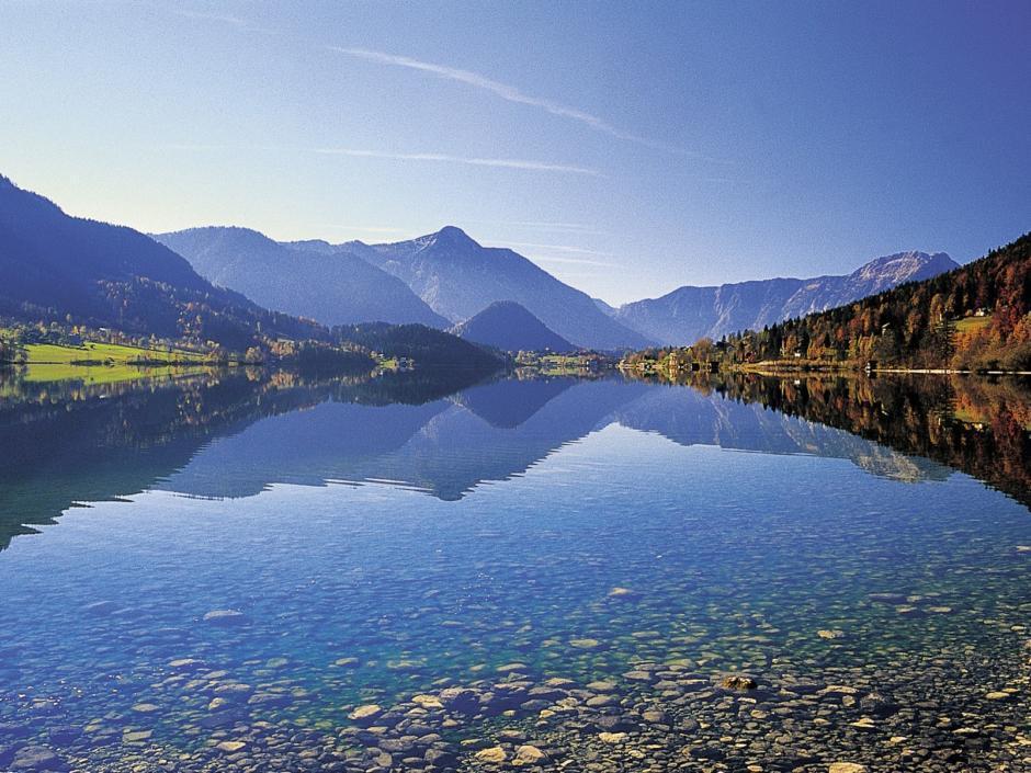 3-Seen-Tour mit dem Grundlsee in der Steiermark im Sommer. JUFA Hotels bietet tollen Sommerurlaub an schönen Seen für die ganze Familie.