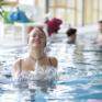 Erwachsene baden im Hallenbad im JUFA Hotel Gans - Sport-Resort. Der Ort für erfolgreiches Training in ungezwungener Atmosphäre für Vereine und Teams.