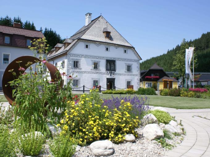 Sie sehen das Hammerherrenmuseum im Amonhaus in Lunz am See im Mostviertel. JUFA Hotels bieten erholsamen Familienurlaub und einen unvergesslichen Winter- und Wanderurlaub