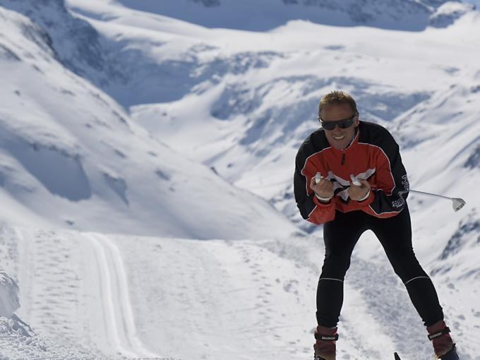 Mann beim Langlaufen auf der Silvretta Bielerhöhe im Montafon. JUFA Hotels bietet erholsamen Familienurlaub und einen unvergesslichen Winterurlaub.