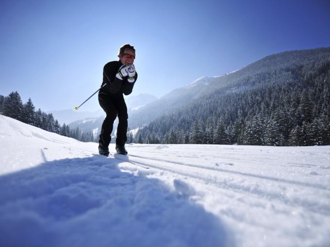 Langläufer auf wundervoller Langlaufloipe in Steg in Liechtenstein. JUFA Hotels bietet erholsamen Familienurlaub und einen unvergesslichen Winterurlaub.