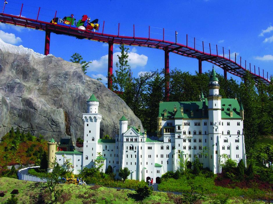 Legoland Deutschland mit Schloss Neuschwanstein und Achterbahn in der Nähe vom JUFA Hotel Nördlingen. Der Ort für erholsamen Familienurlaub und einen unvergesslichen Winter- und Wanderurlaub.
