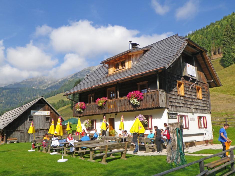 Wanderpause einlegen auf der Möslalm im Gitschtal in Kärnten  in der Nähe vom JUFA Hotel Gitschtal - Landerlebnis. Der Ort für erlebnisreichen Natururlaub für die ganze Familie.