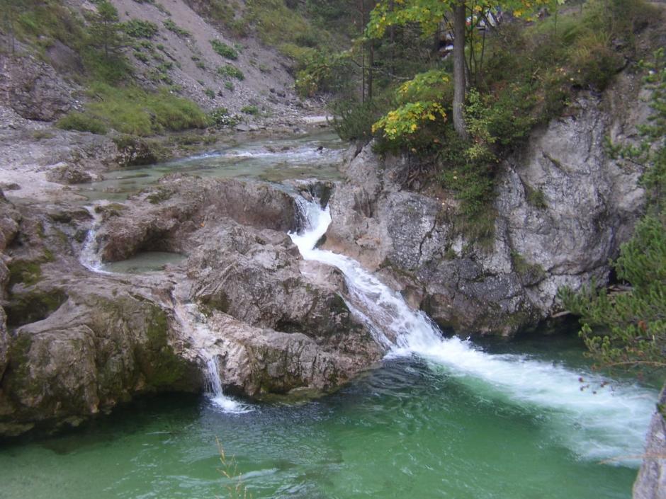 Sie sehen die Ötschergräben mit Wasserfall im naturpark Ötscher-Tormäuer. JUFA Hotels bietet Ihnen den Ort für erlebnisreichen Natururlaub für die ganze Familie.
