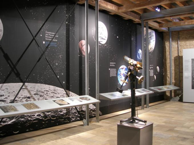 Ausstellungsraum mit Teleskop im Rieskrater Museum Nördlingen in der Nähe von JUFA Hotels. Der Ort für erholsamen Familienurlaub und einen unvergesslichen Winter- und Wanderurlaub.