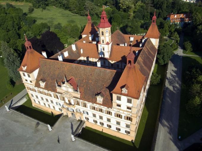 Sie sehen das Schloss Eggenberg in Graz ais der Vogelperspektive. JUFA Hotels bietet erlebnisreichen Städtetrip für die ganze Familie und den idealen Platz für Ihr Seminar.