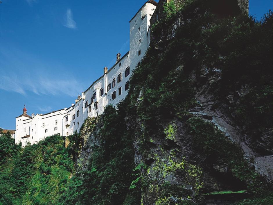 Schloss Herberstein in der Oststeiermark im Sommer. JUFA Hotels bietet kinderfreundlichen und erlebnisreichen Urlaub für die ganze Familie.
