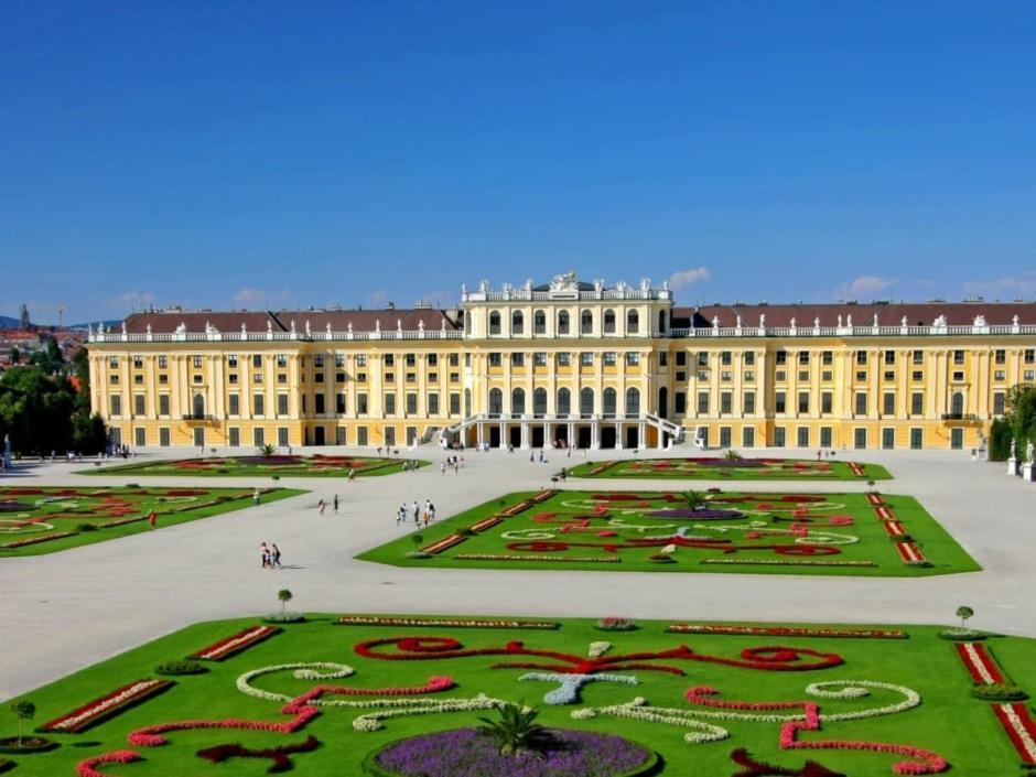 Schloss Schönbrunn mit Parkanlage im Sommer. JUFA Hotels bietet erlebnisreichen Städtetrip für die ganze Familie und den idealen Platz für Ihr Seminar.