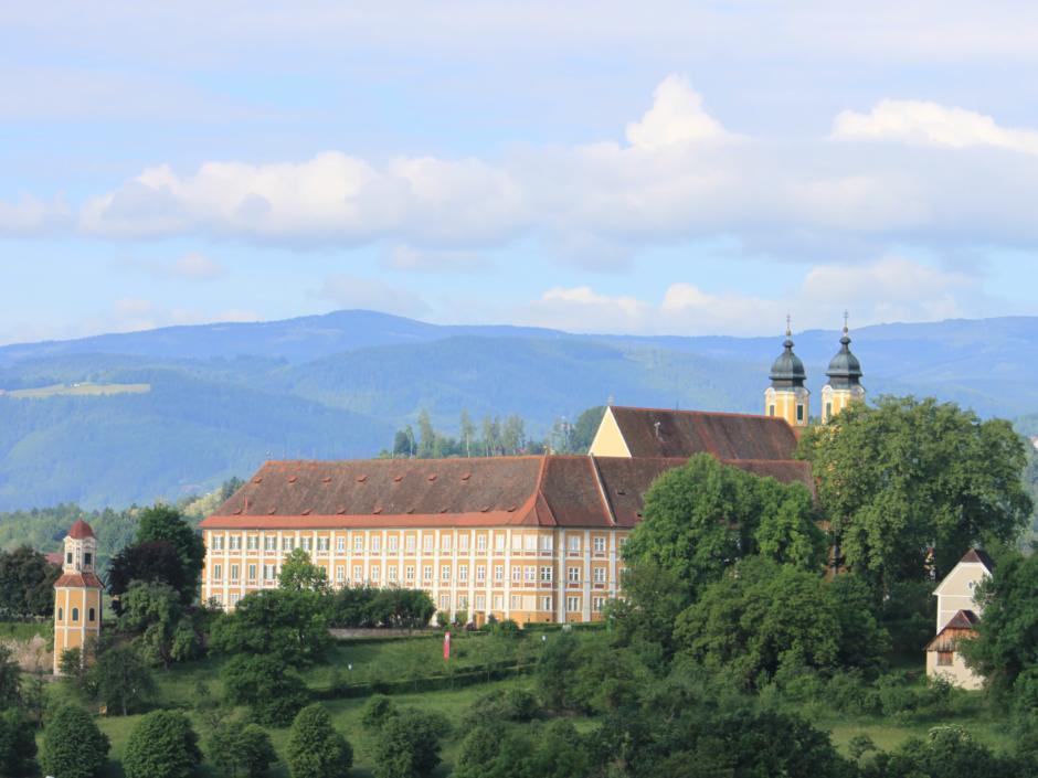 Schloss Stainz in der Steiermark im Sommer. JUFA Hotels bieten erholsamen Familienurlaub und einen unvergesslichen Winter- und Wanderurlaub.