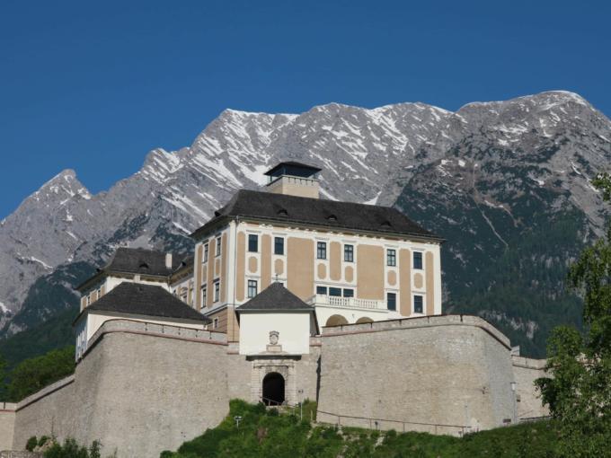 Schloss Trautenfels mit Grimming in der Steiermark. JUFA Hotels bieten erholsamen Familienurlaub und einen unvergesslichen Winter- und Wanderurlaub.