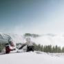 Sie sehen spielende Kinder im Schnee mit Schneeschuhen und Berge im Hintergrund auf der Schmitten. JUFA Hotels bietet erholsamen Familienurlaub und einen unvergesslichen Winterurlaub.