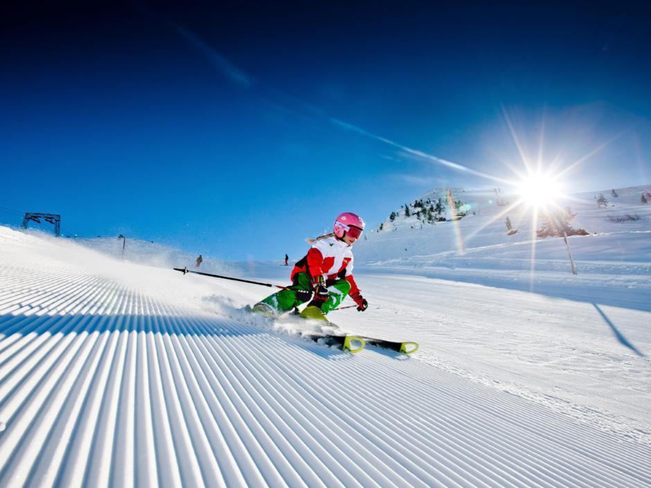 Mädchen fährt ski im Ski- und Wandergebiet Planneralm im Winter in der Nähe von JUFA Hotels. Der Ort für erholsamen Familienurlaub und einen unvergesslichen Winter- und Wanderurlaub.