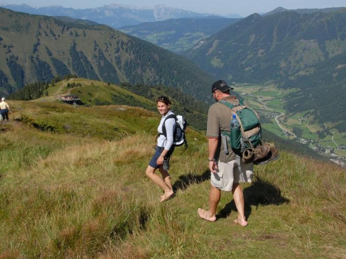 Paar wandert im Ski- und Wandergebiet Riesneralm im Sommer in der Nähe von JUFA Hotels. Der Ort für erholsamen Familienurlaub und einen unvergesslichen Winter- und Wanderurlaub.