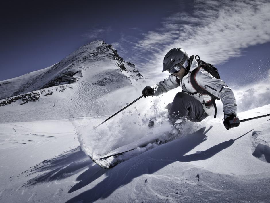 Skifahrer beim Wintersport im Skigebiet Zell am See-Kaprun in der Nähe von JUFA Hotels. Der Ort für erholsamen Familienurlaub und einen unvergesslichen Winterurlaub.